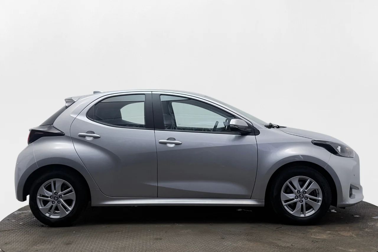 Toyota Yaris Hybrid Aut Kamera Filassist Rattvärme MOMS 116hk – bild 4 av 28