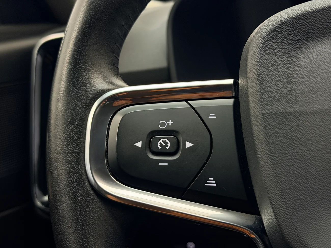 Volvo XC40 T5 Twin Engine Momentum Adv Drag Cockpit Navi Keyless 262hk – bild 17 av 33