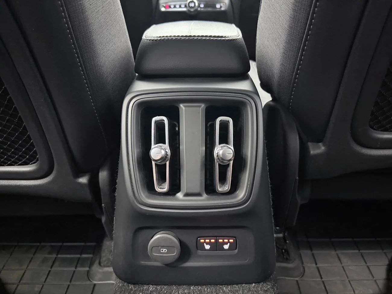 Volvo XC40 T5 Twin Engine Momentum Adv Drag Cockpit Navi Keyless 262hk – bild 14 av 33