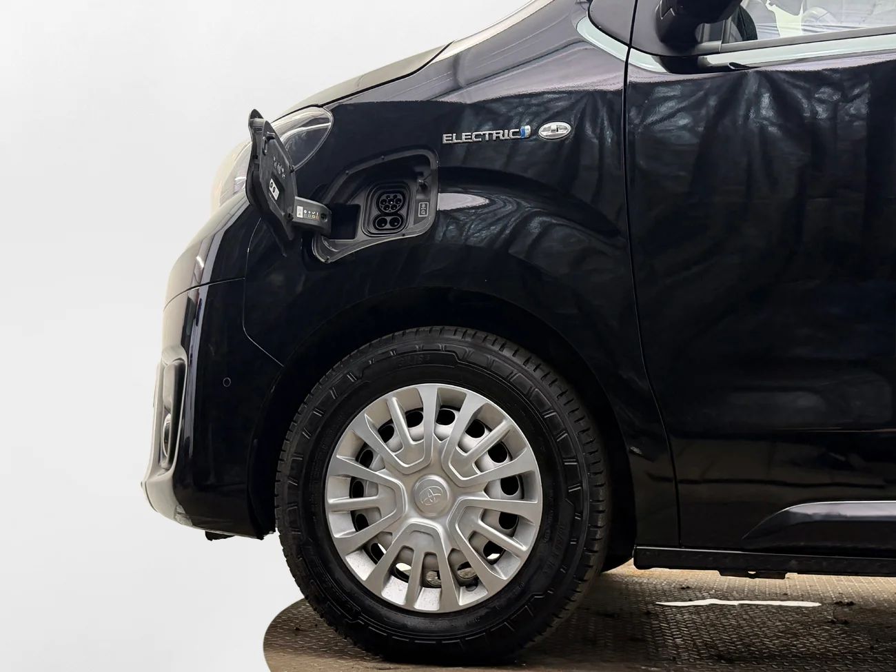 Toyota Proace 75 kWh L2 Komfort+ Drag 2xSidodörr Navi Kamera 3-sits 136hk – bild 25 av 25