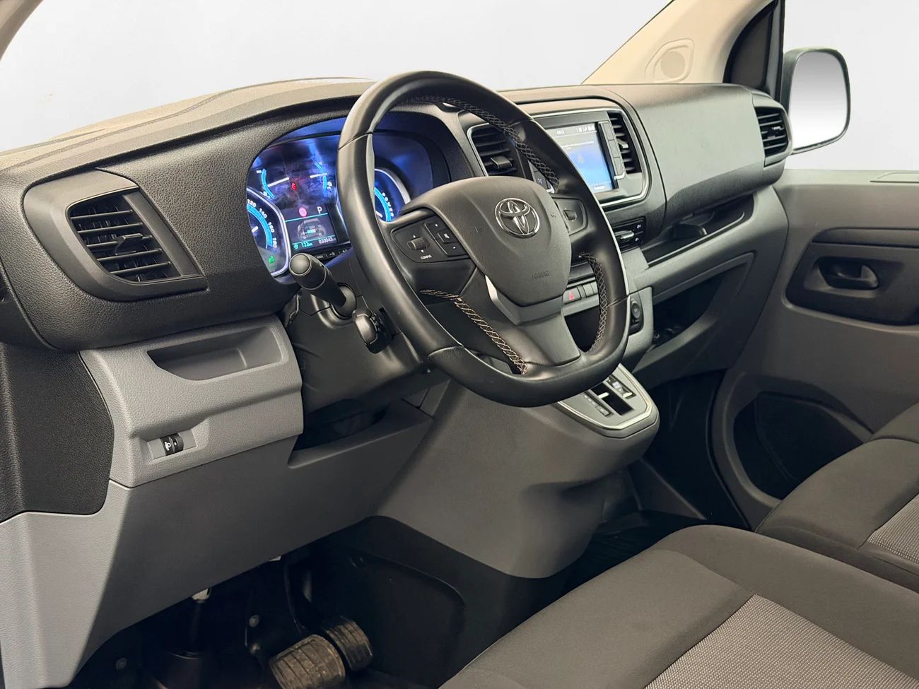 Toyota Proace 75 kWh L2 Komfort+ Drag 2xSidodörr Navi Kamera 3-sits 136hk – bild 14 av 25