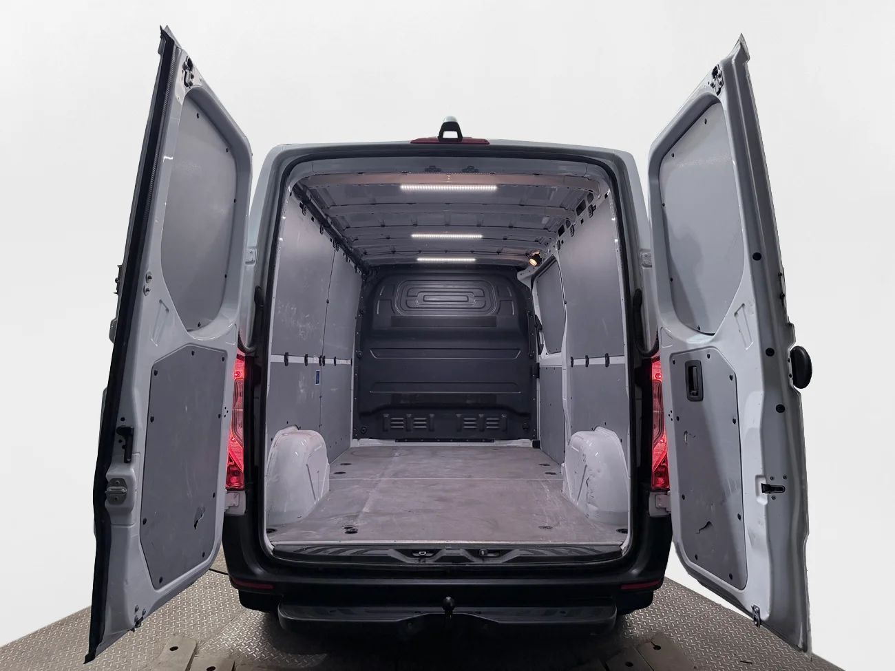 Mercedes-Benz Sprinter 211 CDI FWD Skåp Drag Kamera 3-sits MOMS 114hk – bild 7 av 26