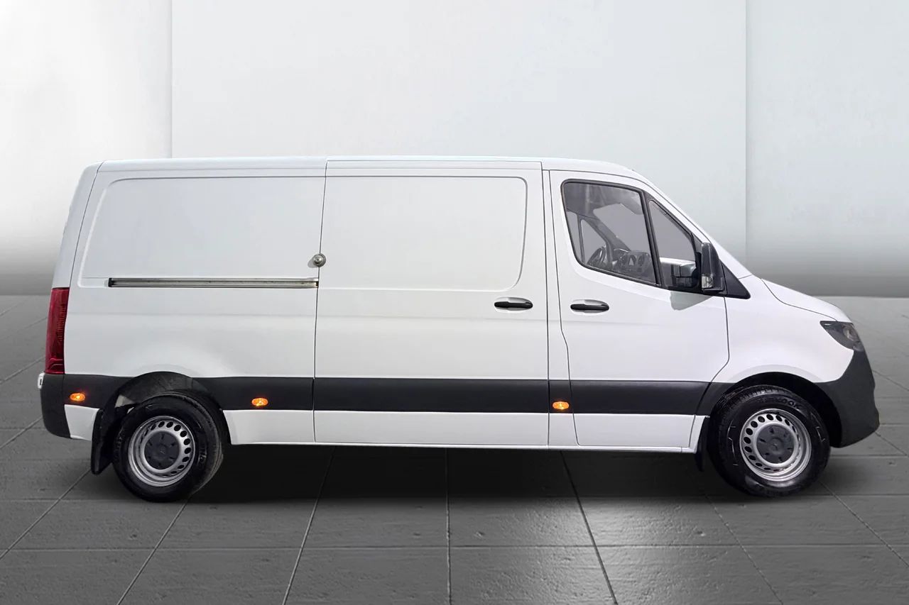 Mercedes-Benz Sprinter 211 CDI FWD Skåp Drag Kamera 3-sits MOMS 114hk – bild 4 av 26