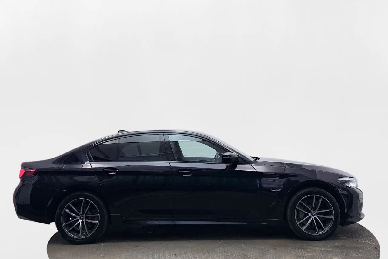 BMW 530e xDrive Sedan M Sport Drag Läder Navi Kamera 292hk – bild 4 av 39