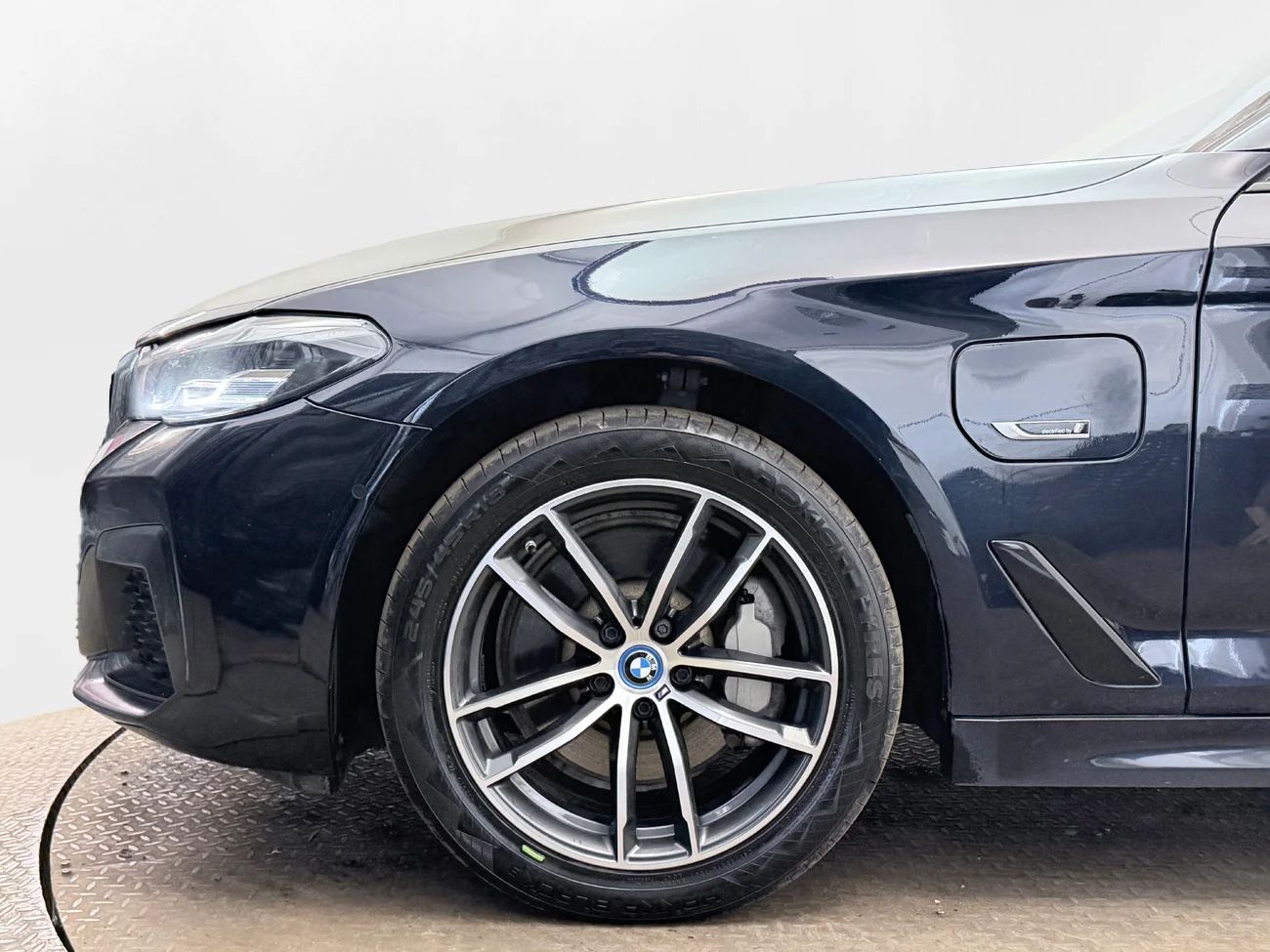 BMW 530e xDrive Sedan M Sport Drag Läder Navi Kamera 292hk – bild 39 av 39