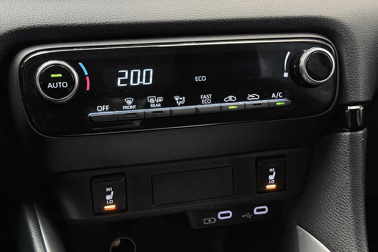 Toyota Yaris Hybrid Kamera P-Sens Filassist Rattvärme 116hk – bild 19 av 25