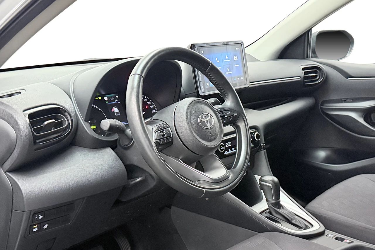 Toyota Yaris Hybrid Kamera P-Sens Filassist Rattvärme 116hk – bild 10 av 25