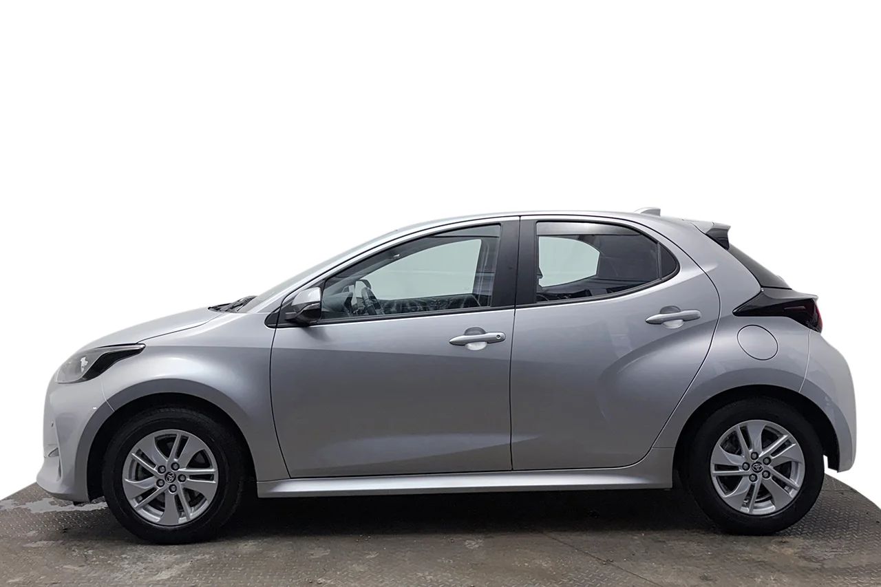 Toyota Yaris Hybrid Kamera P-Sens Filassist Rattvärme 116hk – bild 8 av 25