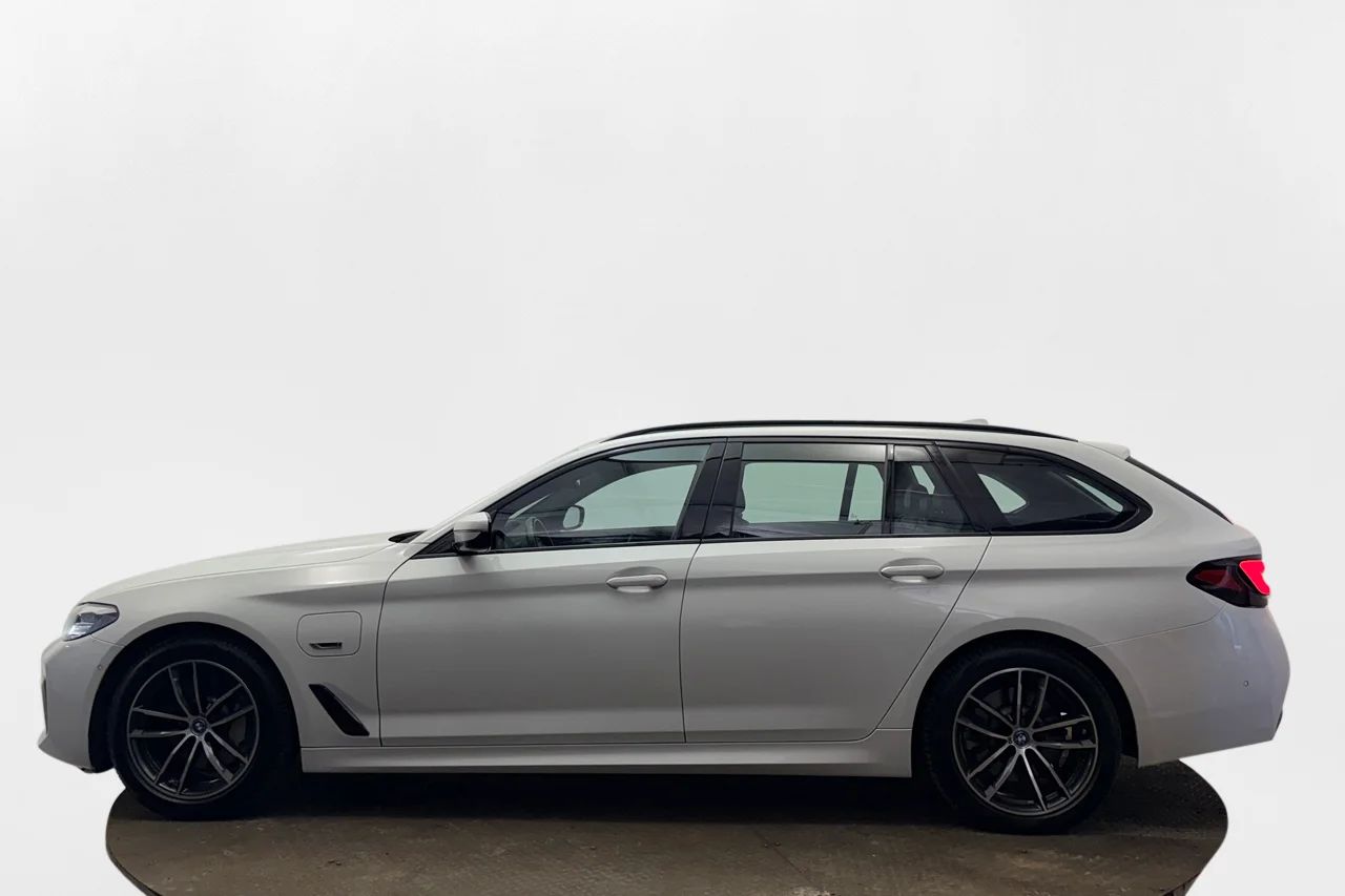 BMW 530e xDrive Touring M Sport Drag Läder Navi Kamera Cockpit – bild 9 av 37