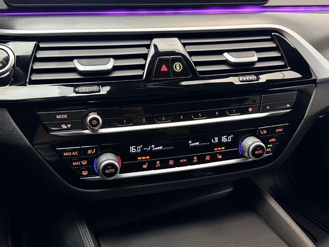 BMW 530e xDrive Touring M Sport Drag Läder Navi Kamera Cockpit – bild 27 av 37