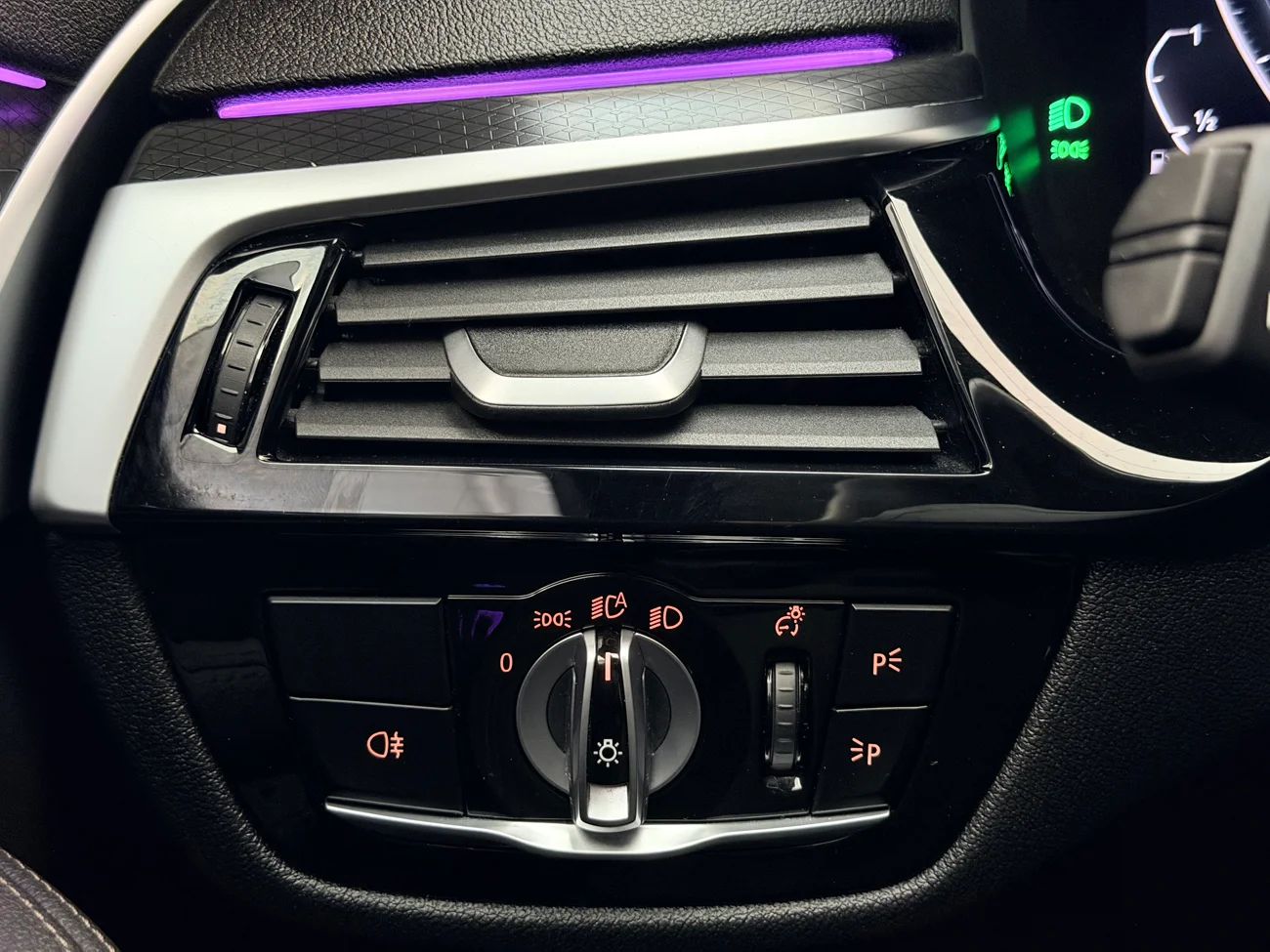 BMW 530e xDrive Touring M Sport Drag Läder Navi Kamera Cockpit – bild 34 av 37