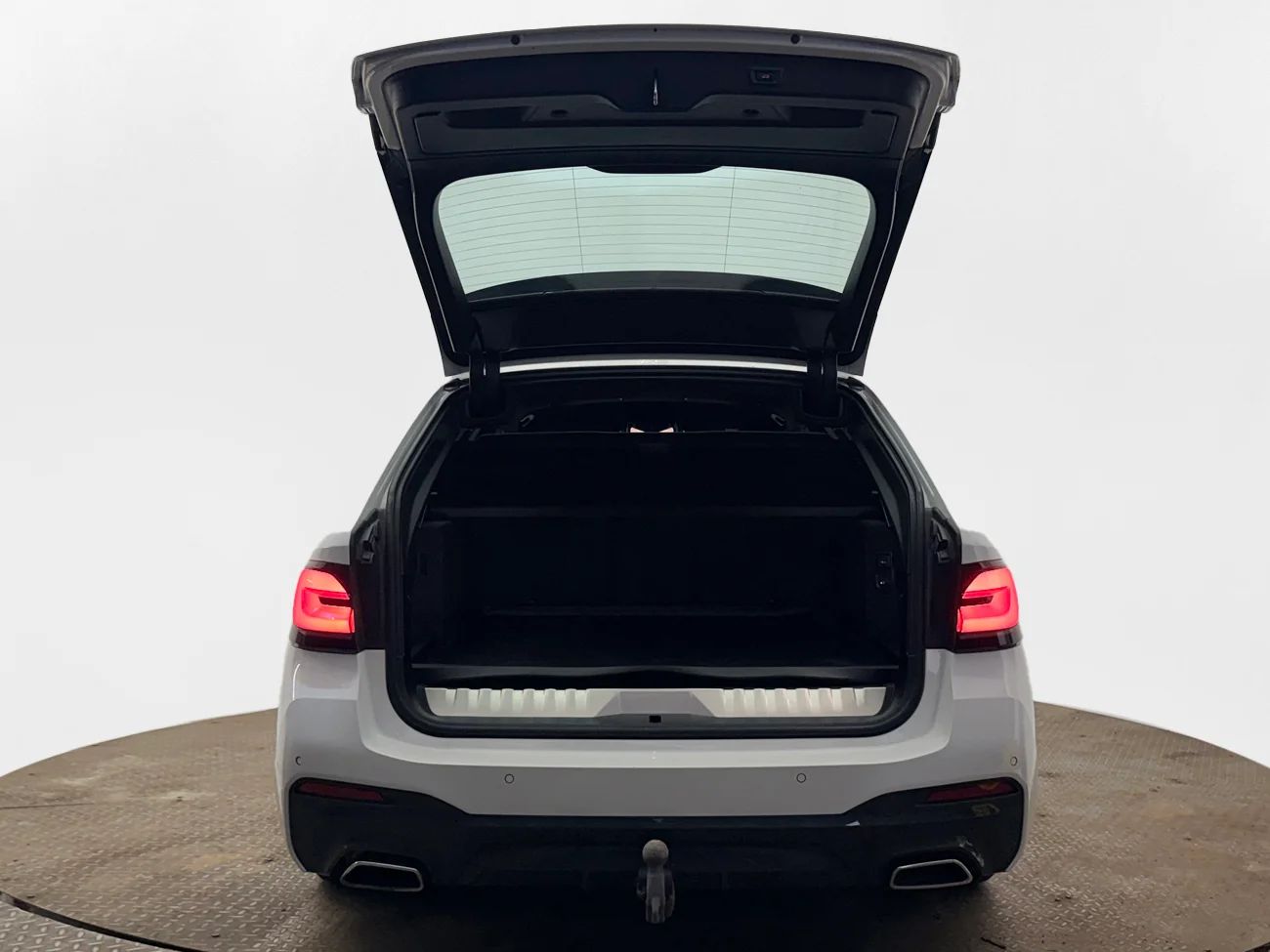 BMW 530e xDrive Touring M Sport Drag Läder Navi Kamera Cockpit – bild 7 av 37