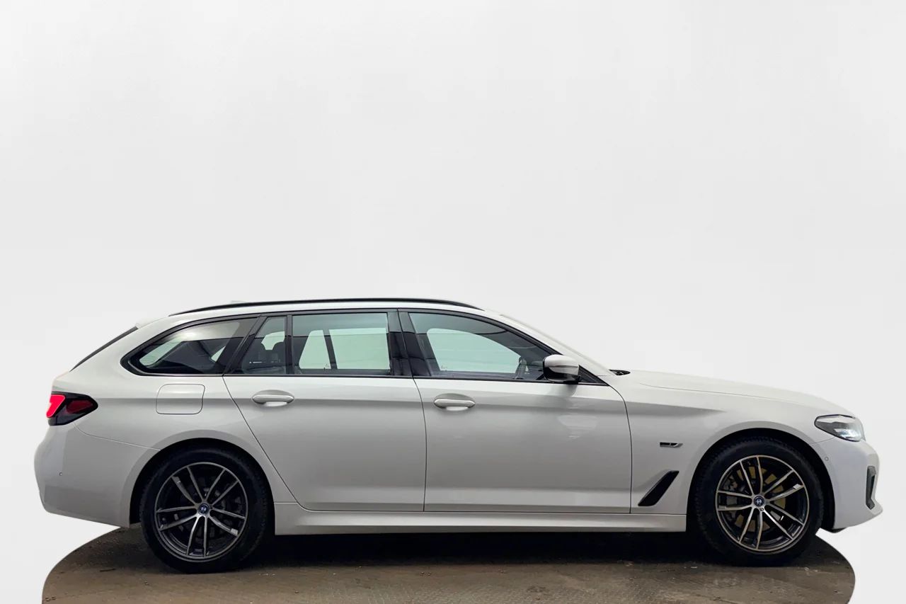 BMW 530e xDrive Touring M Sport Drag Läder Navi Kamera Cockpit – bild 4 av 37