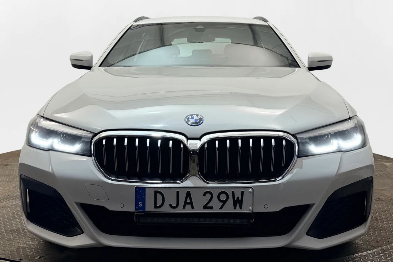 BMW 530e xDrive Touring M Sport Drag Läder Navi Kamera Cockpit – bild 2 av 37