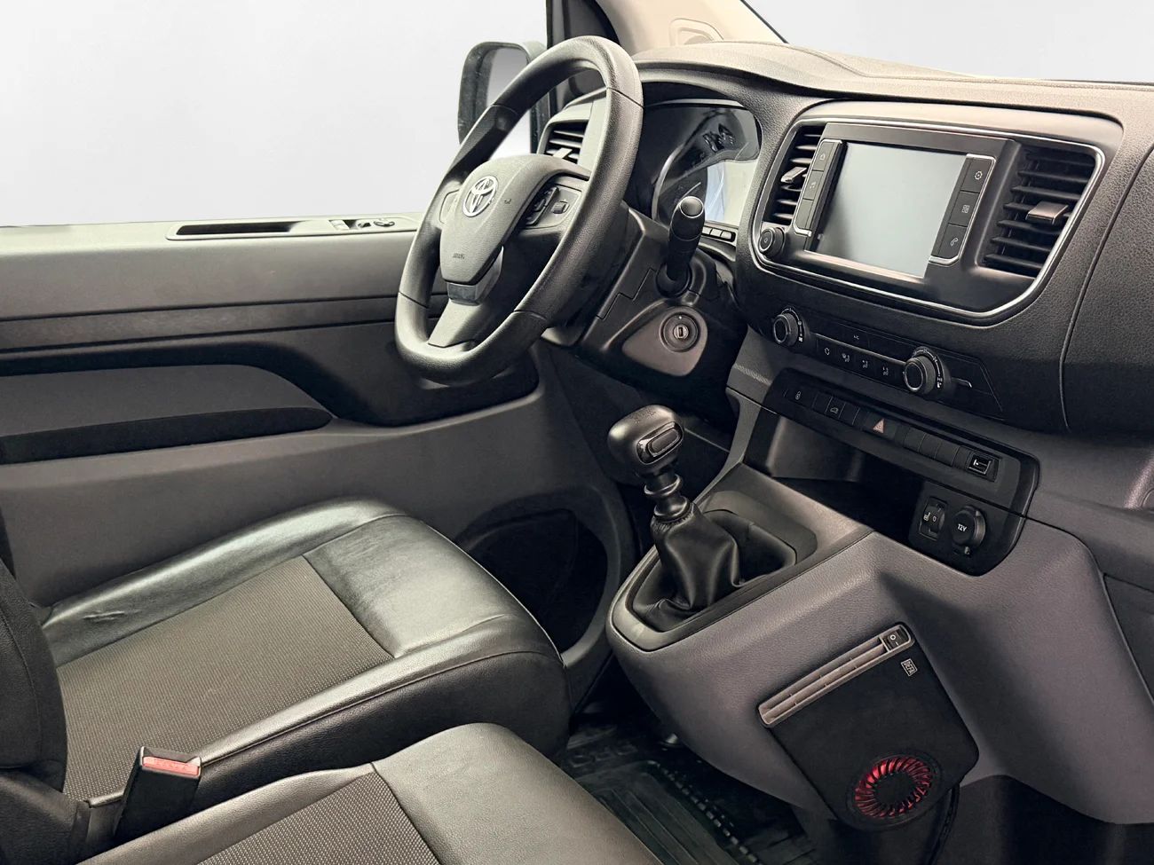 Toyota ProAce 1.5 D-4D L1 3-sits Drag Inredd Delläder Head-Up Kamera Värmare – bild 17 av 29