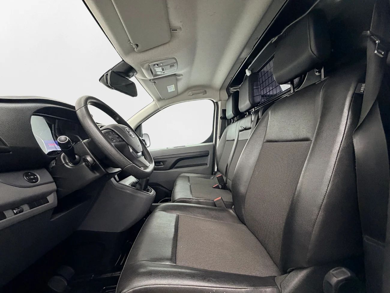 Toyota ProAce 1.5 D-4D L1 3-sits Drag Inredd Delläder Head-Up Kamera Värmare – bild 13 av 29