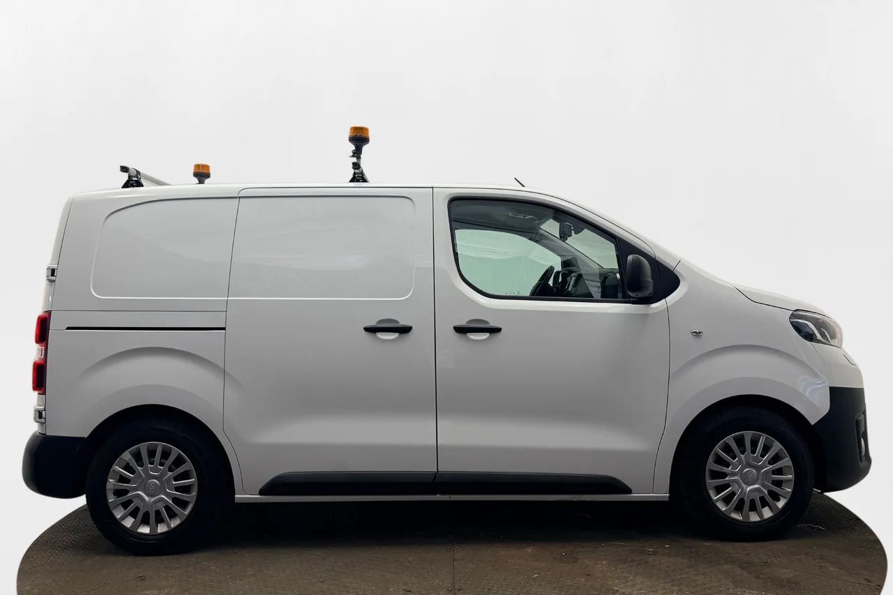 Toyota ProAce 1.5 D-4D L1 3-sits Drag Inredd Delläder Head-Up Kamera Värmare – bild 4 av 29