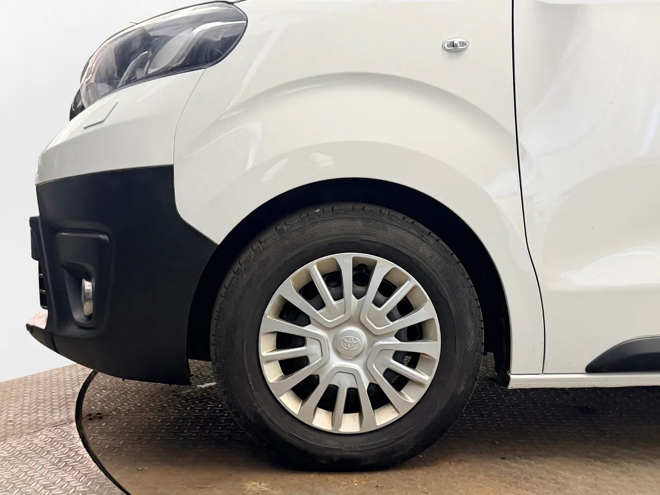Toyota ProAce 1.5 D-4D L1 3-sits Drag Inredd Delläder Head-Up Kamera Värmare – bild 10 av 29