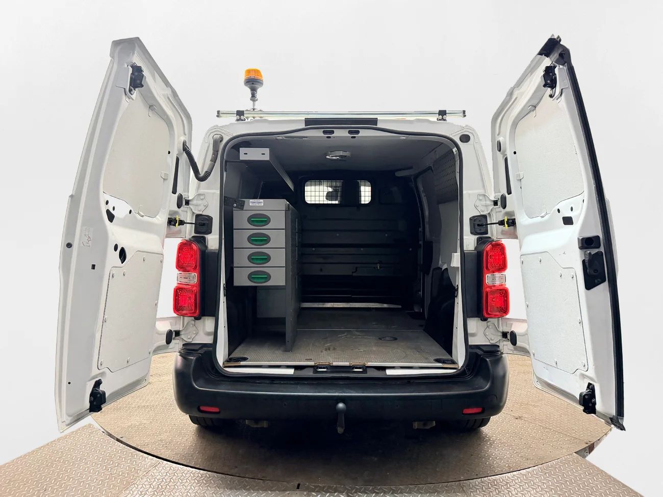 Toyota ProAce 1.5 D-4D L1 3-sits Drag Inredd Delläder Head-Up Kamera Värmare – bild 7 av 29