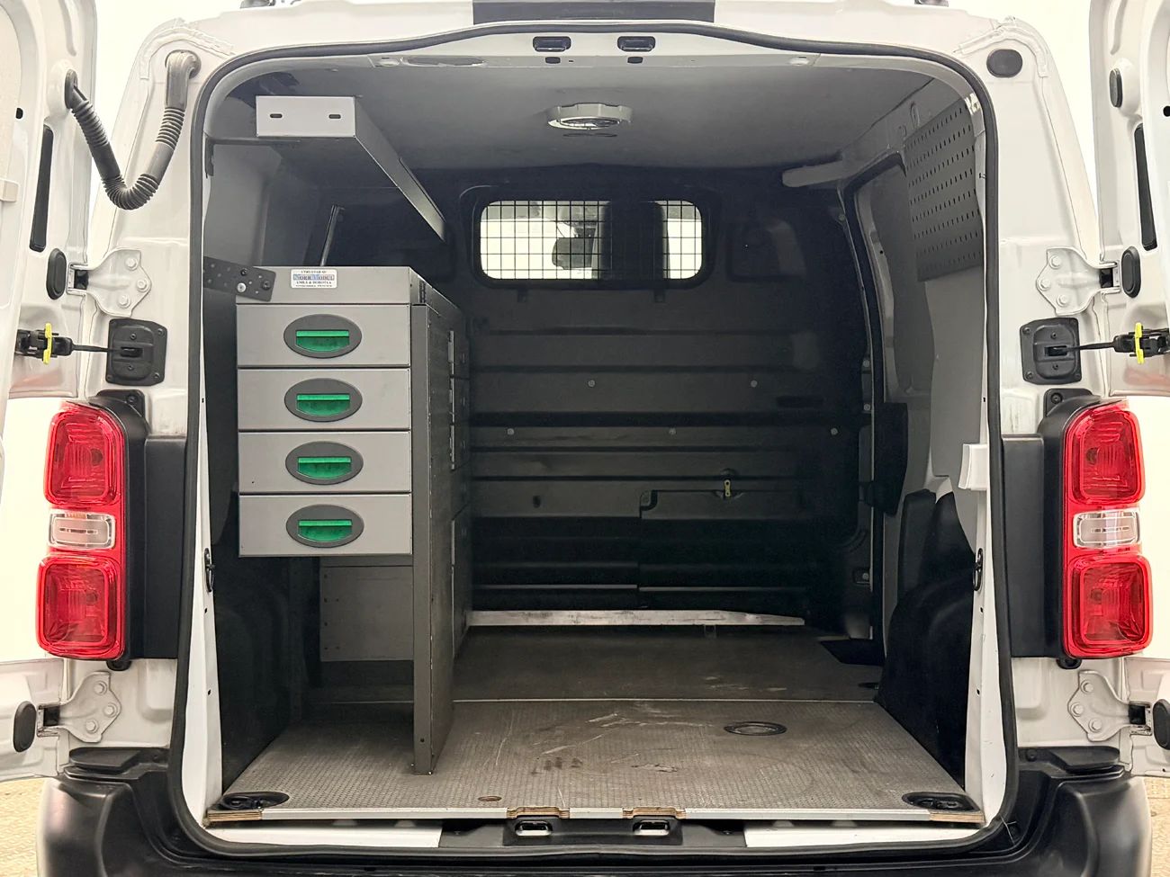Toyota ProAce 1.5 D-4D L1 3-sits Drag Inredd Delläder Head-Up Kamera Värmare – bild 12 av 29