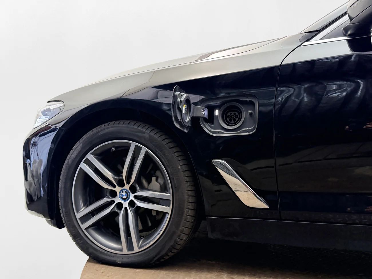 BMW 530e xDrive Touring Drag Läder Sportstolar Live Cockpit Pro 292hk – bild 10 av 37