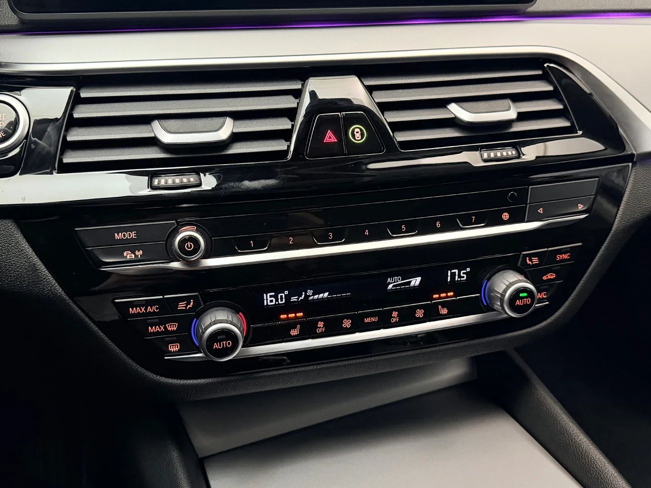 BMW 530e xDrive Touring Drag Läder Sportstolar Live Cockpit Pro 292hk – bild 27 av 37