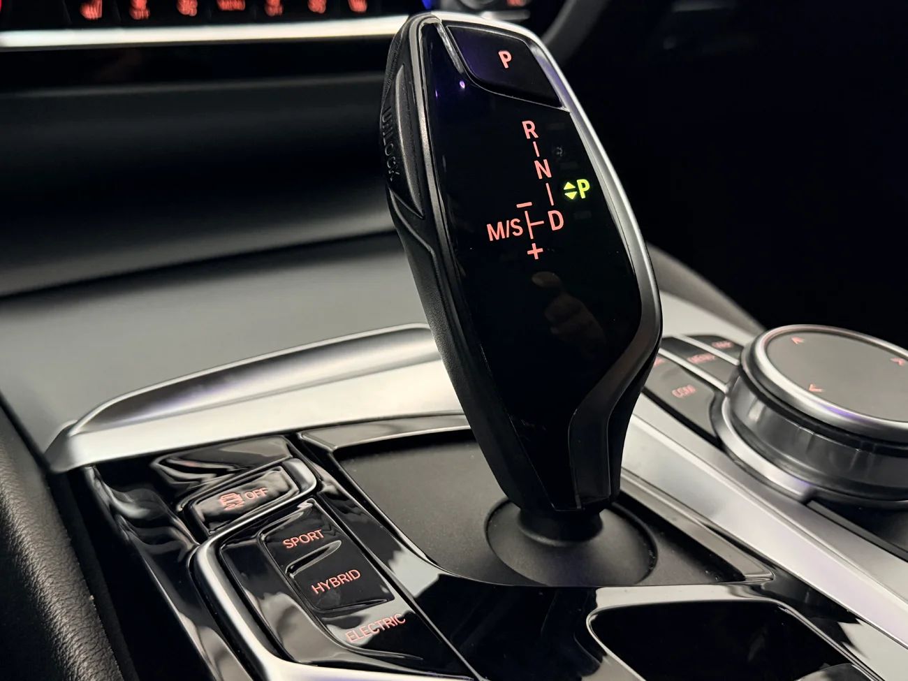 BMW 530e xDrive Touring Drag Läder Sportstolar Live Cockpit Pro 292hk – bild 29 av 37