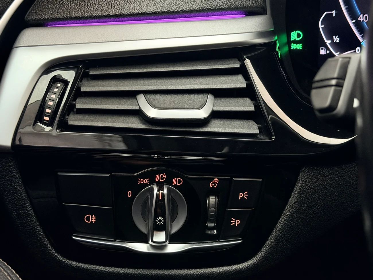 BMW 530e xDrive Touring Drag Läder Sportstolar Live Cockpit Pro 292hk – bild 33 av 37