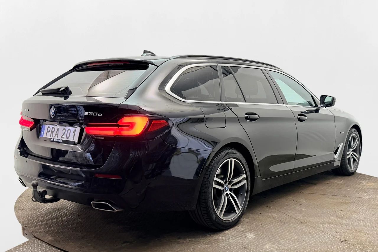 BMW 530e xDrive Touring Drag Läder Sportstolar Live Cockpit Pro 292hk – bild 5 av 37