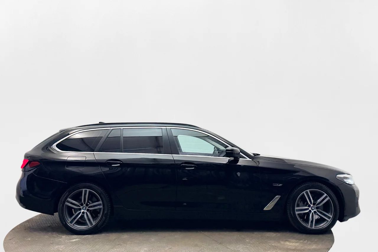 BMW 530e xDrive Touring Drag Läder Sportstolar Live Cockpit Pro 292hk – bild 4 av 37