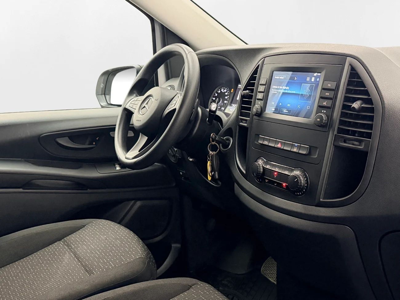 Mercedes-Benz eVito Tourer 129 3.5t CCS 2xSidodörr Inredd Kamera 3-sits 204hk – bild 15 av 27