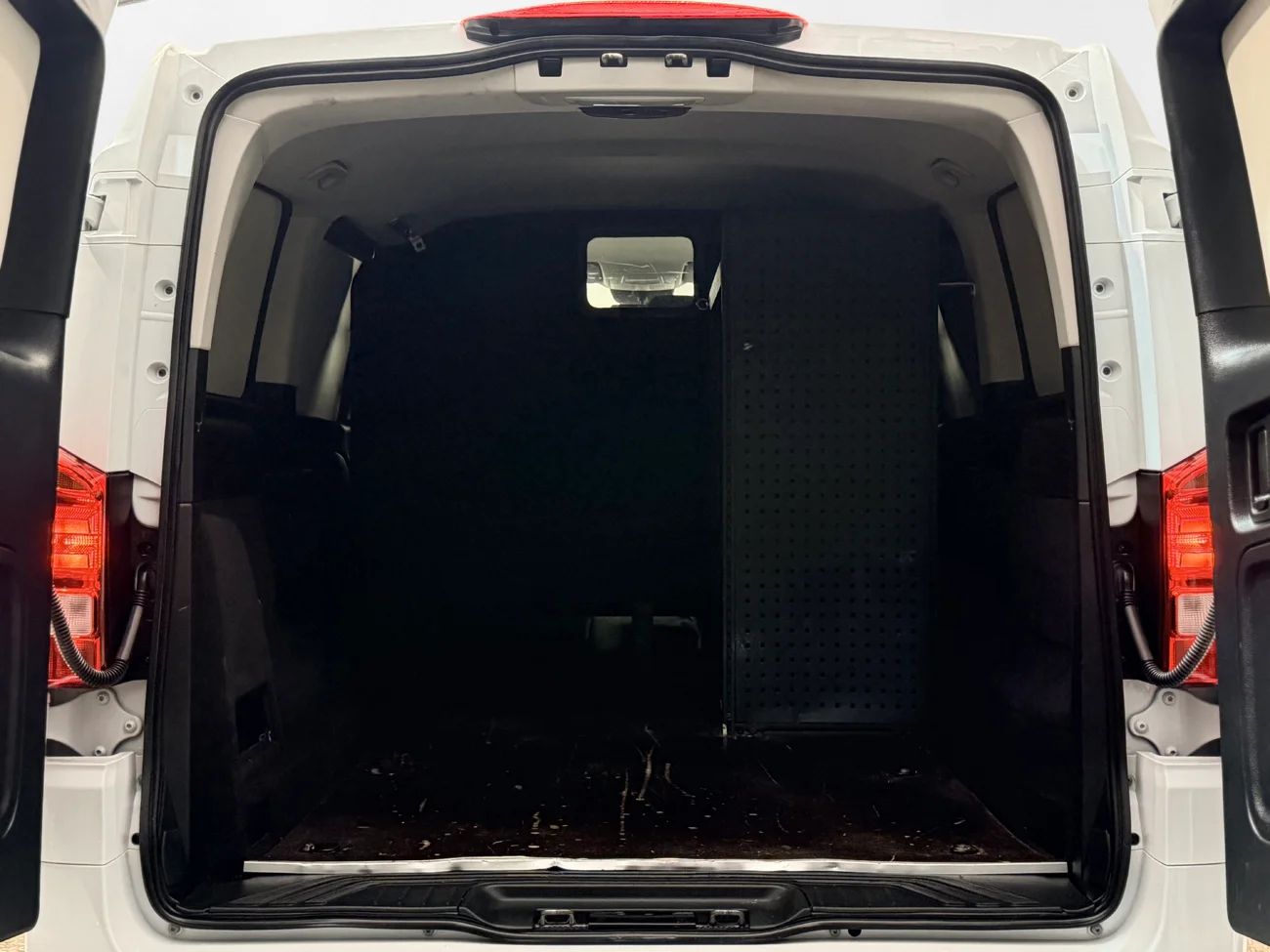 Mercedes-Benz eVito Tourer 129 3.5t CCS 2xSidodörr Inredd Kamera 3-sits 204hk – bild 26 av 27