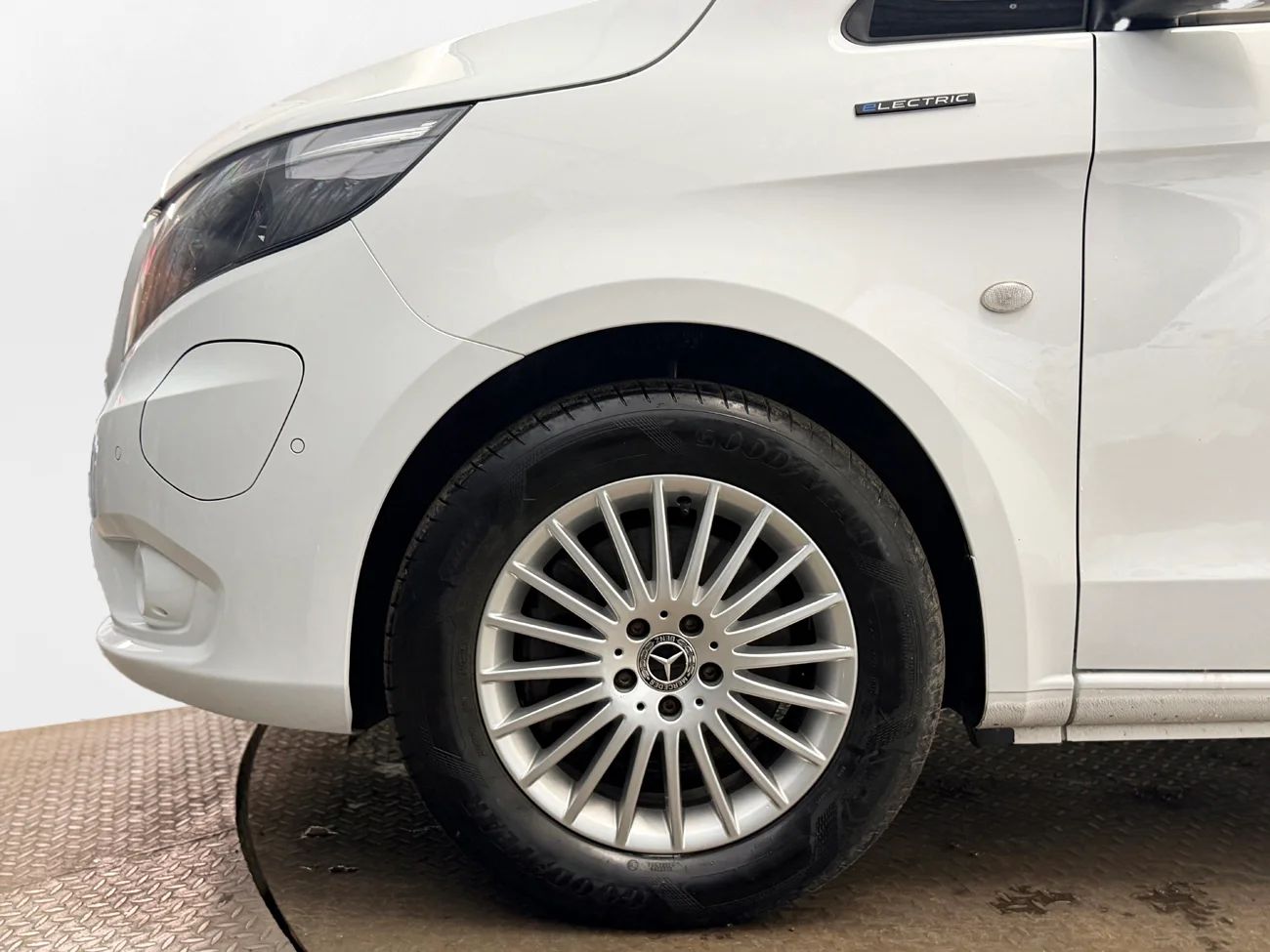 Mercedes-Benz eVito Tourer 129 3.5t CCS 2xSidodörr Inredd Kamera 3-sits 204hk – bild 10 av 27