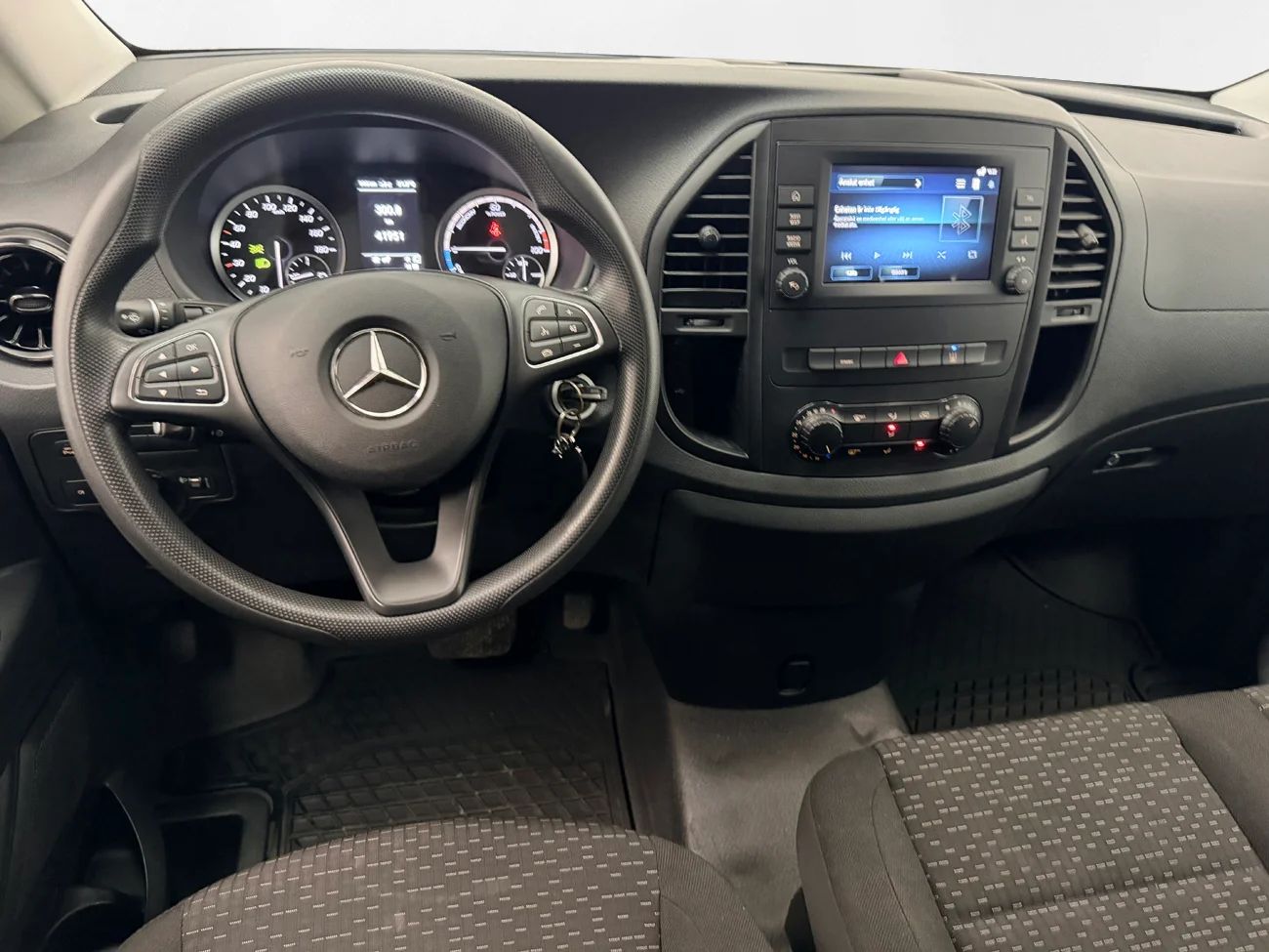 Mercedes-Benz eVito Tourer 129 3.5t CCS 2xSidodörr Inredd Kamera 3-sits 204hk – bild 16 av 27