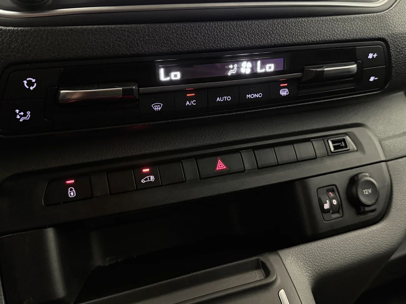 Fiat E-Scudo 75 kWh L3 Lång 3-sits Pekskärm Farthållare MOMS – bild 24 av 26