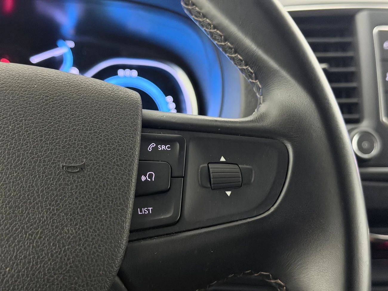 Fiat E-Scudo 75 kWh L3 Lång 3-sits Pekskärm Farthållare MOMS – bild 19 av 26