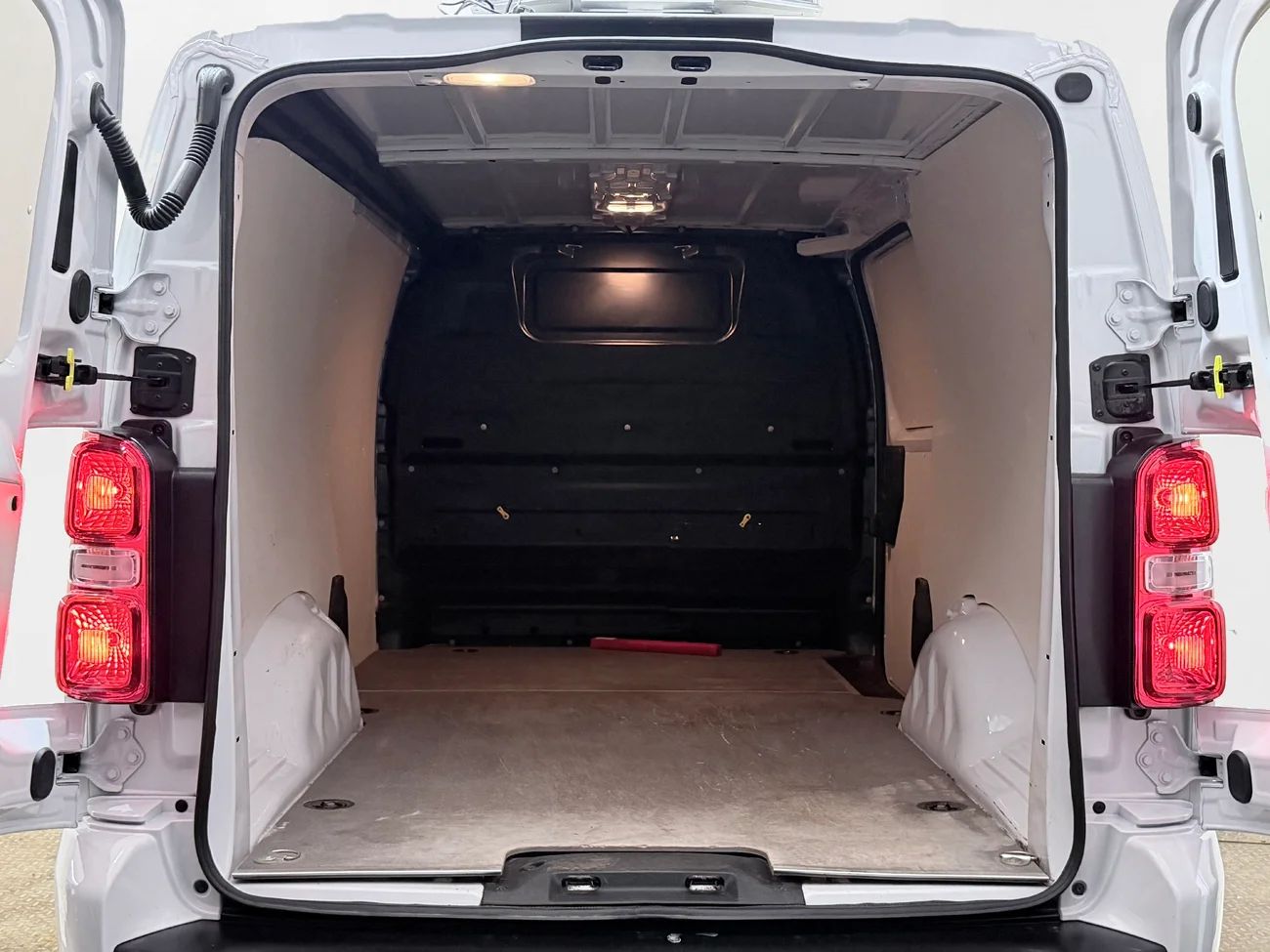 Fiat E-Scudo 75 kWh L3 Lång 3-sits Pekskärm Farthållare MOMS – bild 12 av 26