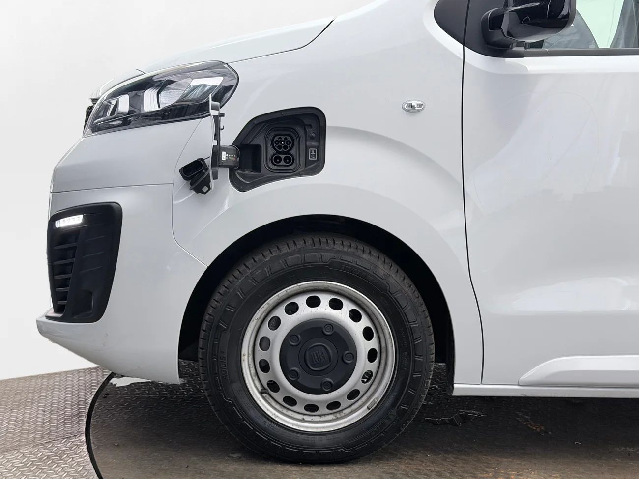 Fiat E-Scudo 75 kWh L3 Lång 3-sits Pekskärm Farthållare MOMS – bild 10 av 26