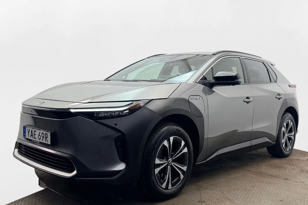 Toyota bZ4X 71.4 kWh AWD Executive Navi 360° Läder Stolsminne JBL 217hk