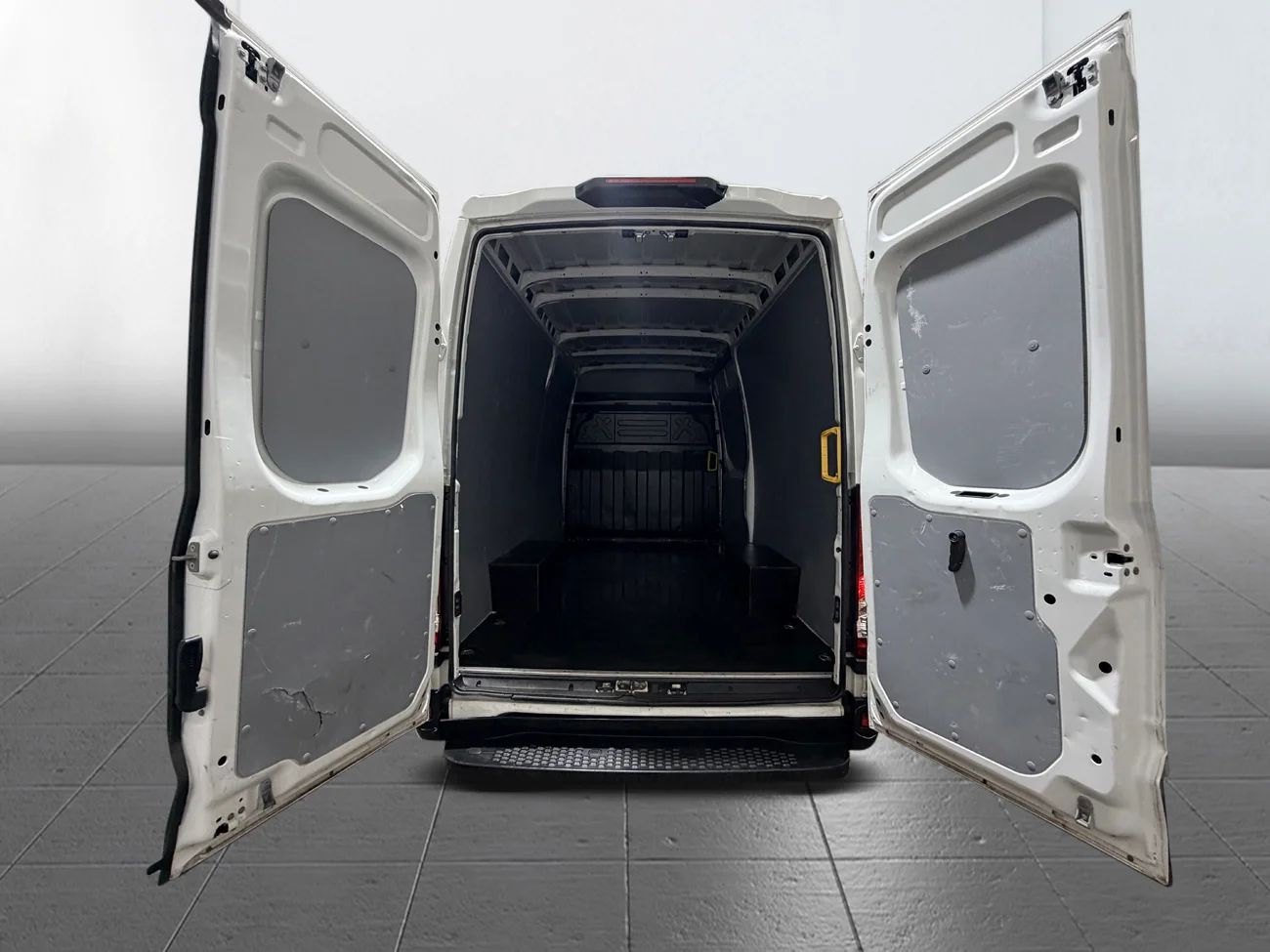 Iveco Daily 35-140 2.3 Hi-Matic L3H2 Aut 3-sits Värmare 136hk – bild 6 av 21