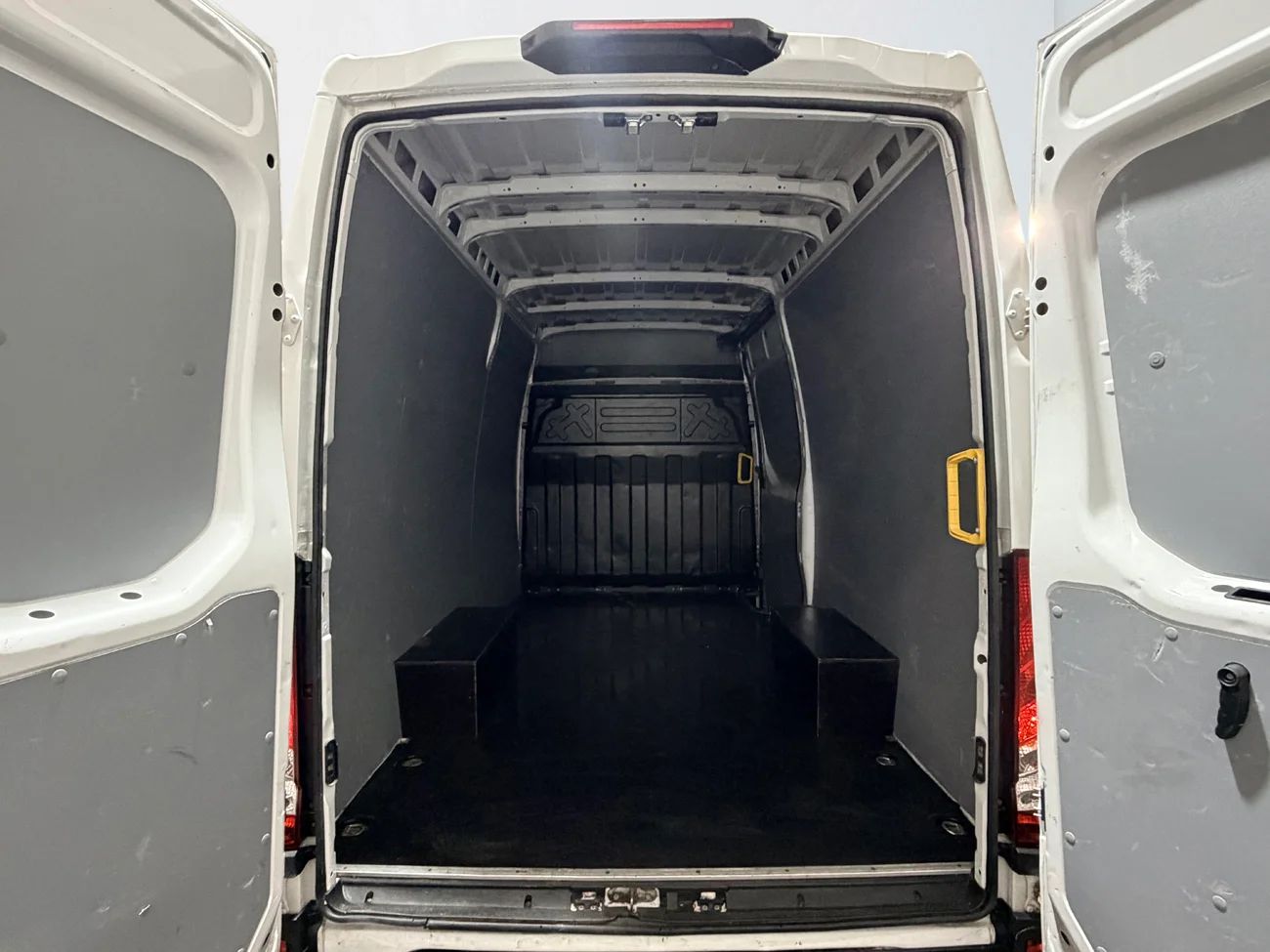 Iveco Daily 35-140 2.3 Hi-Matic L3H2 Aut 3-sits Värmare 136hk – bild 11 av 21