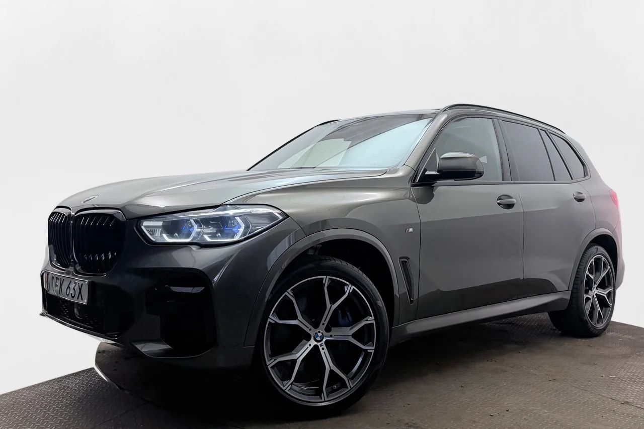BMW X5 xDrive40d M Sport Drag Pano Värmare 360° HUD B&W 340hk