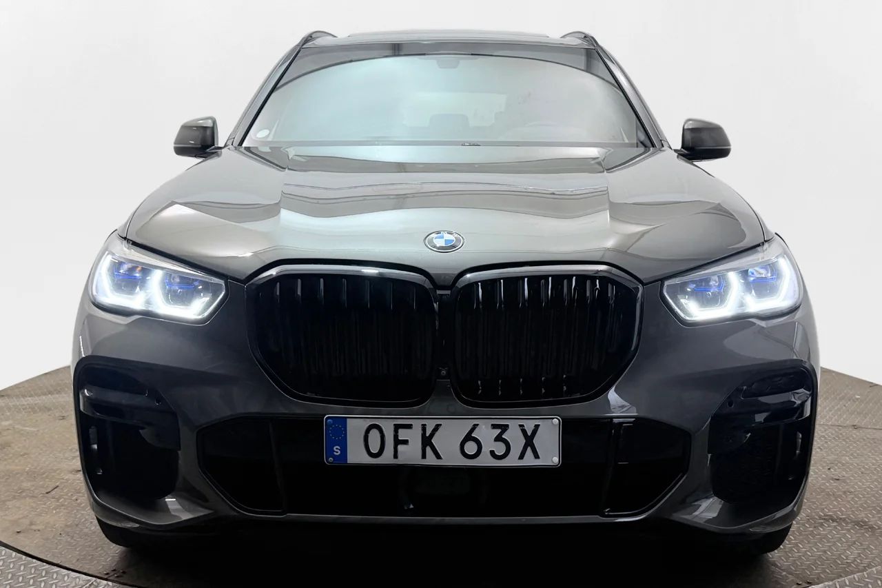 BMW X5 xDrive40d M Sport Drag Pano Värmare 360° HUD B&W 340hk – bild 2 av 36