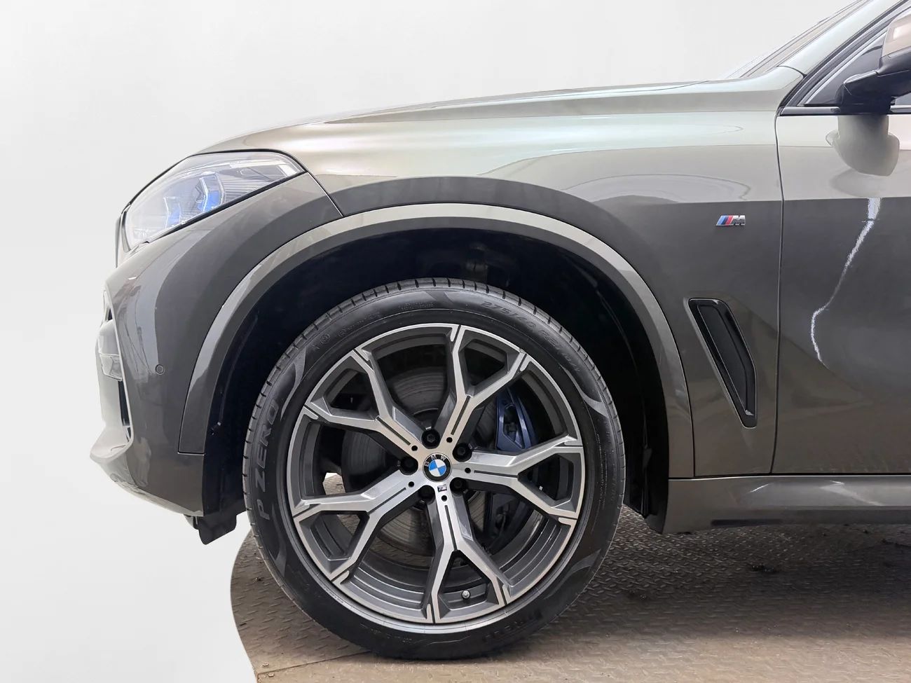 BMW X5 xDrive40d M Sport Drag Pano Värmare 360° HUD B&W 340hk – bild 10 av 36