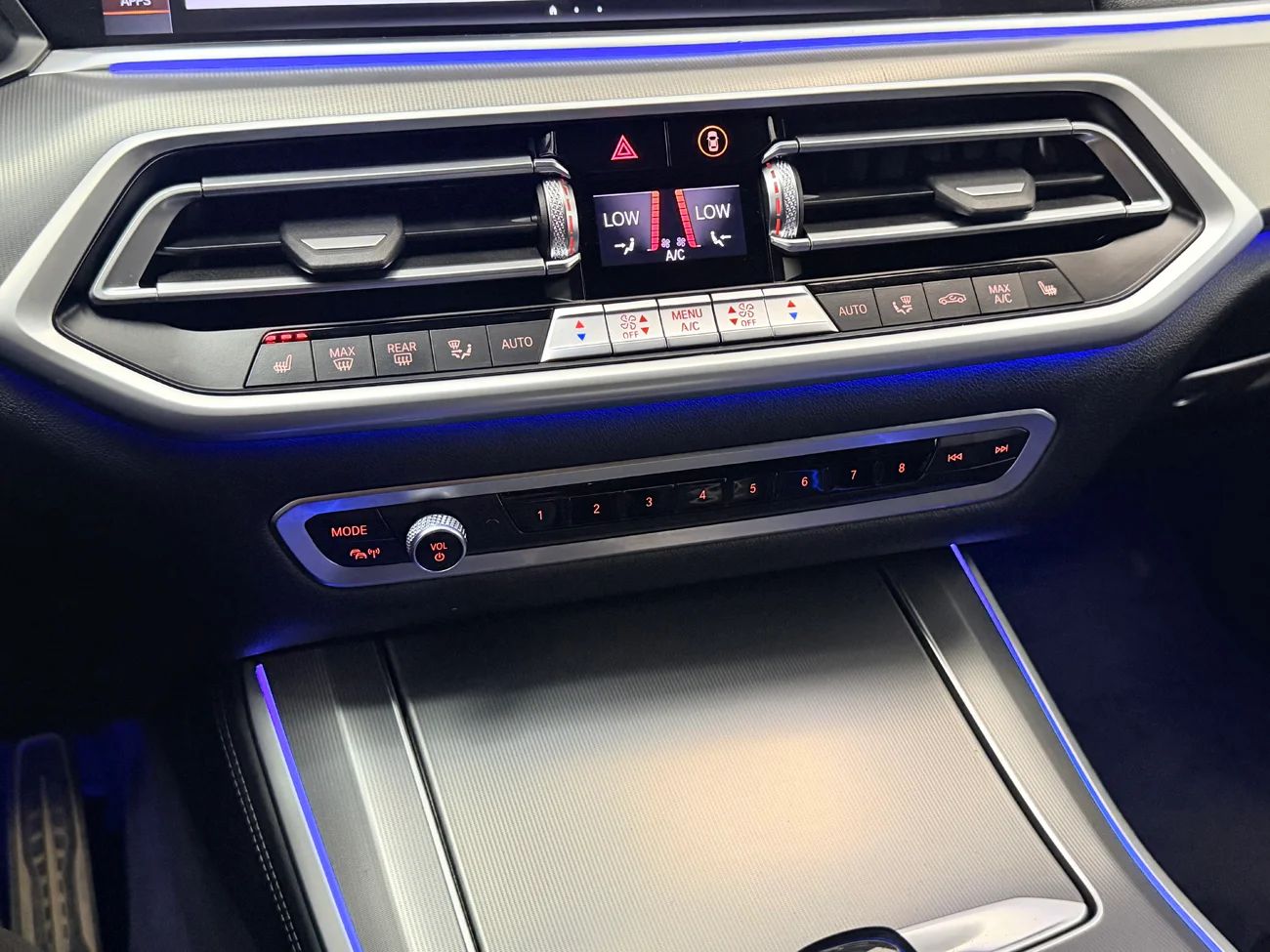 BMW X5 xDrive40d M Sport Drag Pano Värmare 360° HUD B&W 340hk – bild 30 av 36
