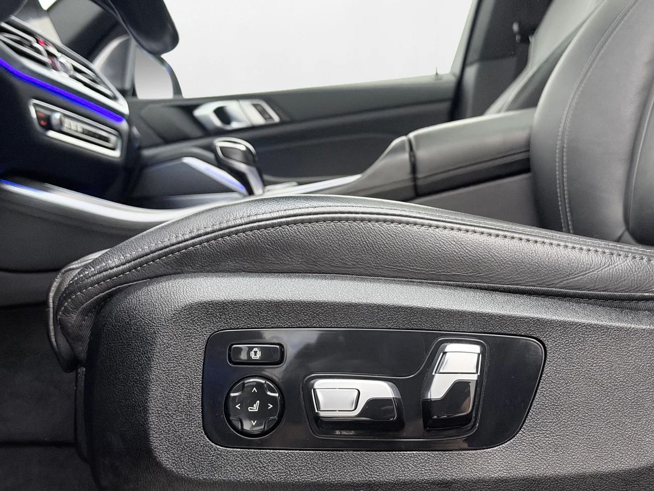 BMW X5 xDrive40d M Sport Drag Pano Värmare 360° HUD B&W 340hk – bild 12 av 36