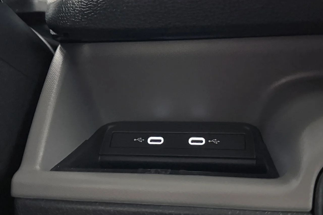 Volkswagen ID. Buzz Cargo 82 kWh Drag 3-sits Värmare Cockpit AppConnect 204hk – bild 26 av 33