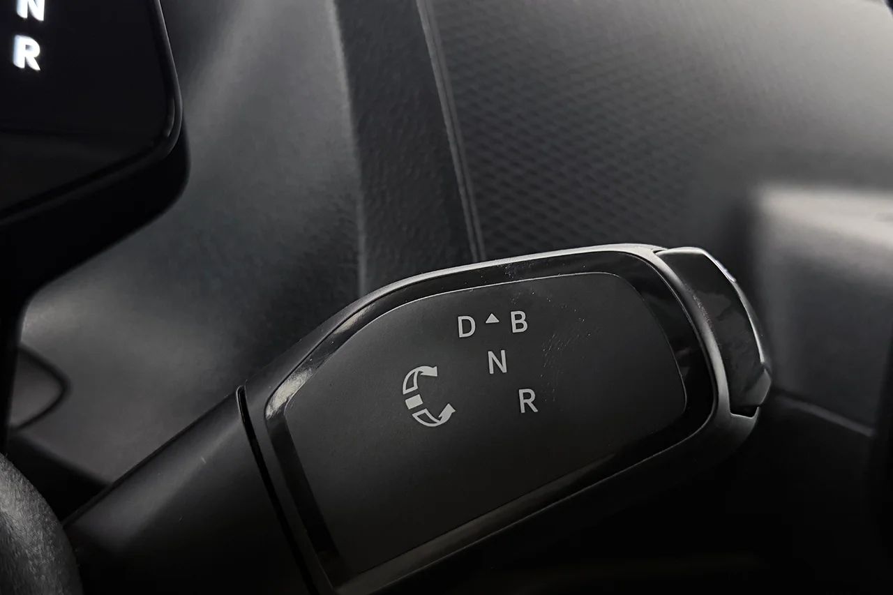 Volkswagen ID. Buzz Cargo 82 kWh Drag 3-sits Värmare Cockpit AppConnect 204hk – bild 17 av 33