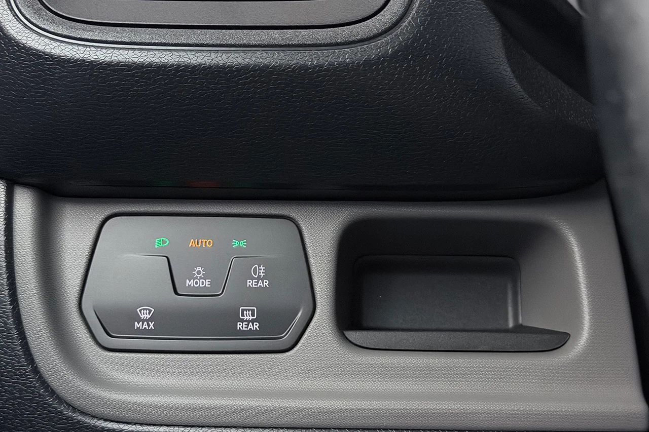 Volkswagen ID. Buzz Cargo 82 kWh Drag 3-sits Värmare Cockpit AppConnect 204hk – bild 27 av 33