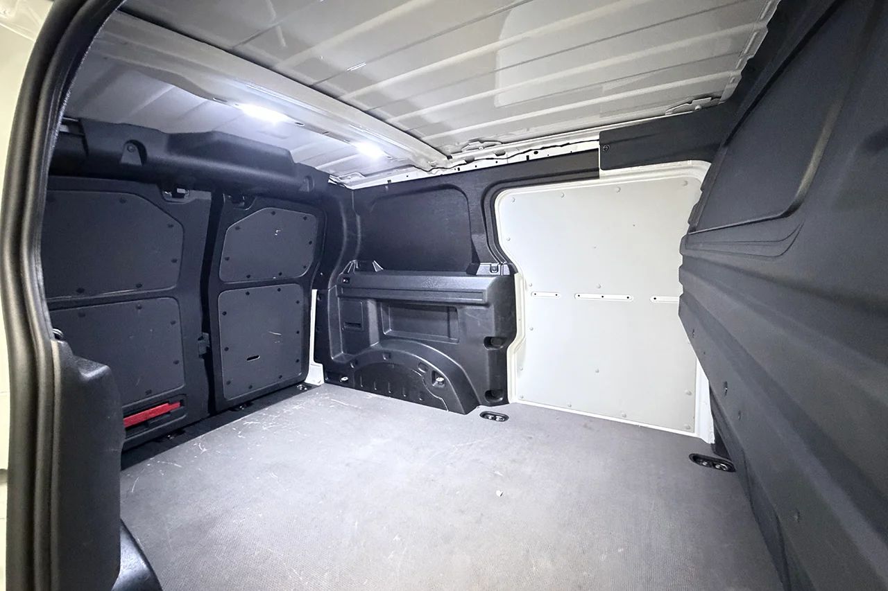 Volkswagen ID. Buzz Cargo 82 kWh Drag 3-sits Värmare Cockpit AppConnect 204hk – bild 30 av 33